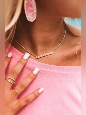 NWT KENDRA SCOTT Kelsey Bar Pendant Necklace In Hot Pink